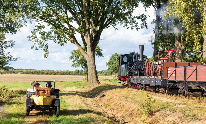 Abb.: Oldtimer der Straße und der Schiene auf parallelen Wegen.